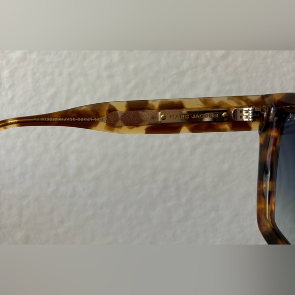 SOLD*Marc Jacobs Tortoise Sunglasses 🤎✨ - Picture 6 of 7